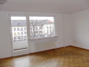 Wohnzimmer mit Balkon